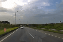 Ô tô con quay đầu, rẽ lối đi ngược chiều trên đường cao tốc cực nguy hiểm