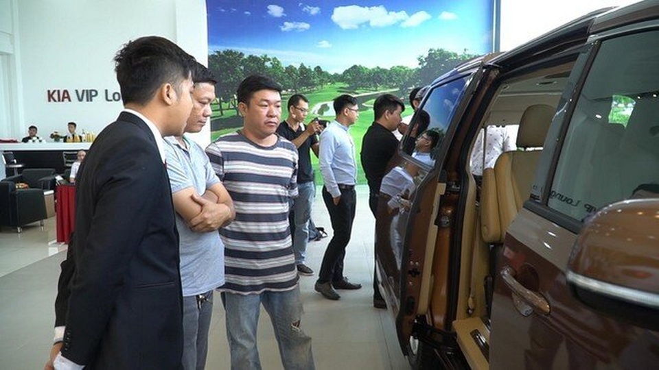 Nhập khẩu ô tô bất ngờ tăng mạnh mặc sức mua trong nước ảm đạm - 1 Nhập khẩu ô tô bất ngờ tăng mạnh mặc sức mua trong nước ảm đạm - 1