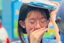 Đề toán lớp 10 "lạ", thí sinh TPHCM òa khóc trên vai bạn, vai mẹ