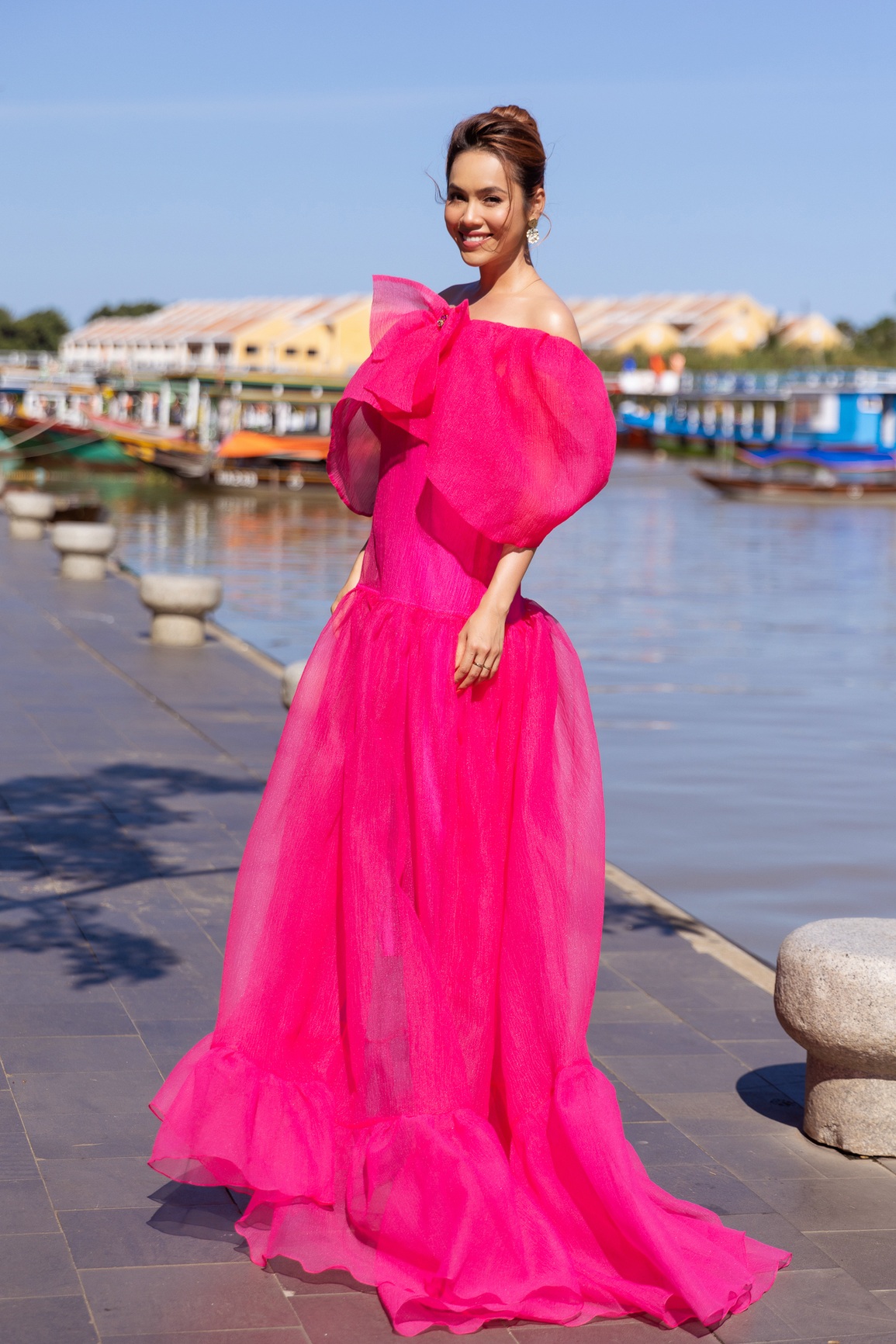 Hoa hậu Giáng My, Tiểu Vy gây náo loạn khi đi xích lô dự show thời trang - 10 Hoa hậu Giáng My, Tiểu Vy gây náo loạn khi đi xích lô dự show thời trang - 10