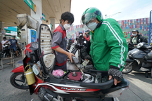 Tài xế công nghệ hủy chuyến, nhiều người tắt app vì hết xăng