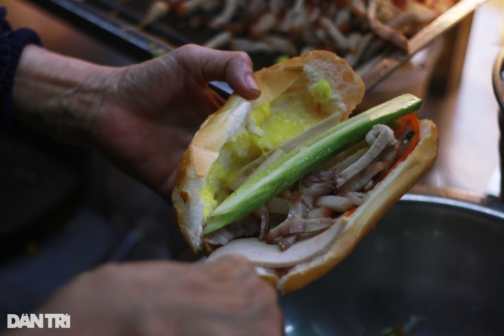 Từ quầy bánh mì bán ở bãi rác, bà chủ TPHCM nuôi 9 người em, mua 9 căn nhà - 2 Từ quầy bánh mì bán ở bãi rác, bà chủ TPHCM nuôi 9 người em, mua 9 căn nhà - 2