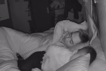 Đằng sau video bị con trai ngủ mơ tát trúng mặt, mẹ bật khóc thức đến sáng