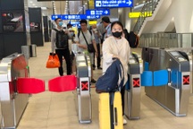 Người dân TPHCM đi Metro số 1 ra Bến xe miền Đông để về quê đón Tết