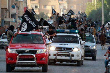 Phiến quân IS chuộng xe bán tải Toyota, hãng xe Nhật khó xử