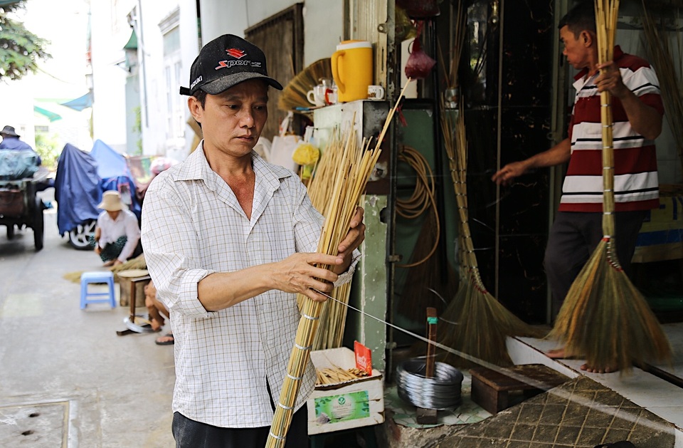 Nhộn nhịp xóm chổi đót ở Sài Gòn dịp cuối năm - 4 Nhộn nhịp xóm chổi đót ở Sài Gòn dịp cuối năm - 4