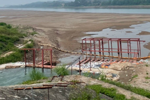 Lắp đặt trạm bơm nước khẩn cấp ở sông Đà