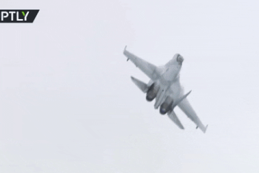 Màn nhào lộn mãn nhãn của “sát thủ bầu trời” Su-35S Nga