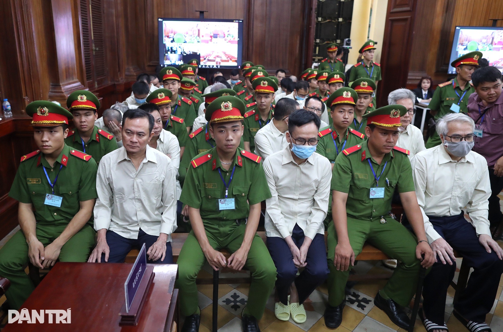 Toàn cảnh phiên xét xử đại án Cục Đăng kiểm Việt Nam với 254 bị cáo hầu tòa - 7 Toàn cảnh phiên xét xử đại án Cục Đăng kiểm Việt Nam với 254 bị cáo hầu tòa - 7