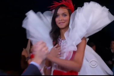 Toni Garrn trình diễn cho Victoria's Secret