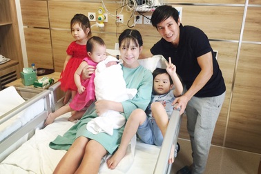 Vợ chồng Lý Hải hạnh phúc khoe quý tử mới sinh