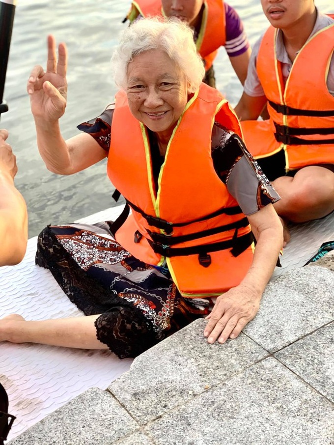 Lướt ván đứng trên dòng sông Hương: Một trải nghiệm khác biệt để cảm nhận nét sôi động của cố đô Huế - Ảnh 8. Lướt ván đứng trên dòng sông Hương: Một trải nghiệm khác biệt để cảm nhận nét sôi động của cố đô Huế - Ảnh 8.