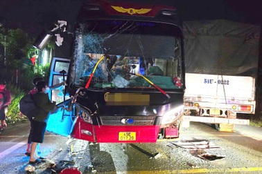Ô tô chở 20 người gặp tai nạn trên quốc lộ