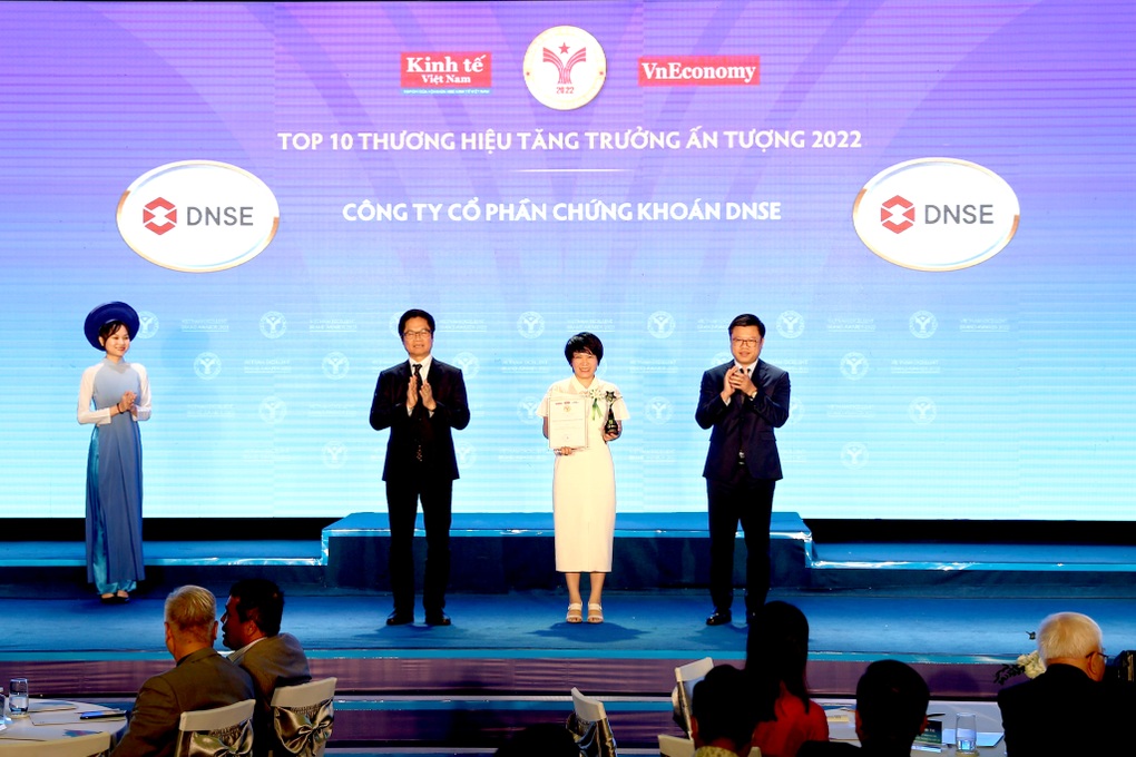 Chứng khoán DNSE nhận giải Top 10 thương hiệu tăng trưởng ấn tượng - 1 Chứng khoán DNSE nhận giải Top 10 thương hiệu tăng trưởng ấn tượng - 1