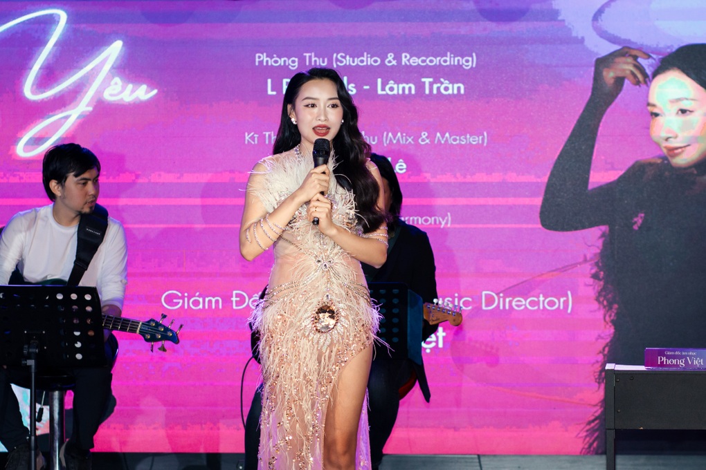 Ca sĩ Quỳnh Thi kỷ niệm tuổi 25 với minishow tại Hà Nội - 2 Ca sĩ Quỳnh Thi kỷ niệm tuổi 25 với minishow tại Hà Nội - 2