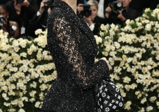 Sự thật về trang phục gợi cảm bị "ném đá" của Lisa tại Met Gala - 3
