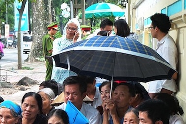 Hà Nội: Khốn khổ chen chúc chờ xin thị thực tại ĐSQ Cộng hoà Séc 