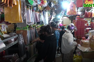 Chợ đồ "âm phủ" lớn nhất TPHCM đông đúc trước ngày ông Công ông Táo