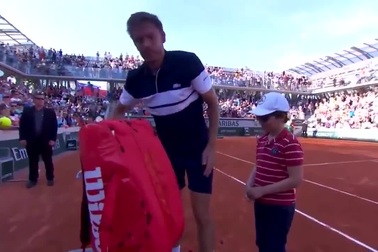 Cảm động khoảnh khắc cậu bé chạy lại an ủi người cha buồn bã vì thua cuộc