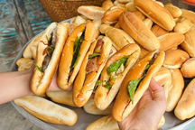 5.000 đồng một ổ bánh mì ở Huế chỉ bằng gang tay, cắn 3 miếng đã hết veo