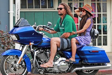 "Vua Thủy tề" Jason Momoa sành điệu chở vợ dạo phố bằng xe máy