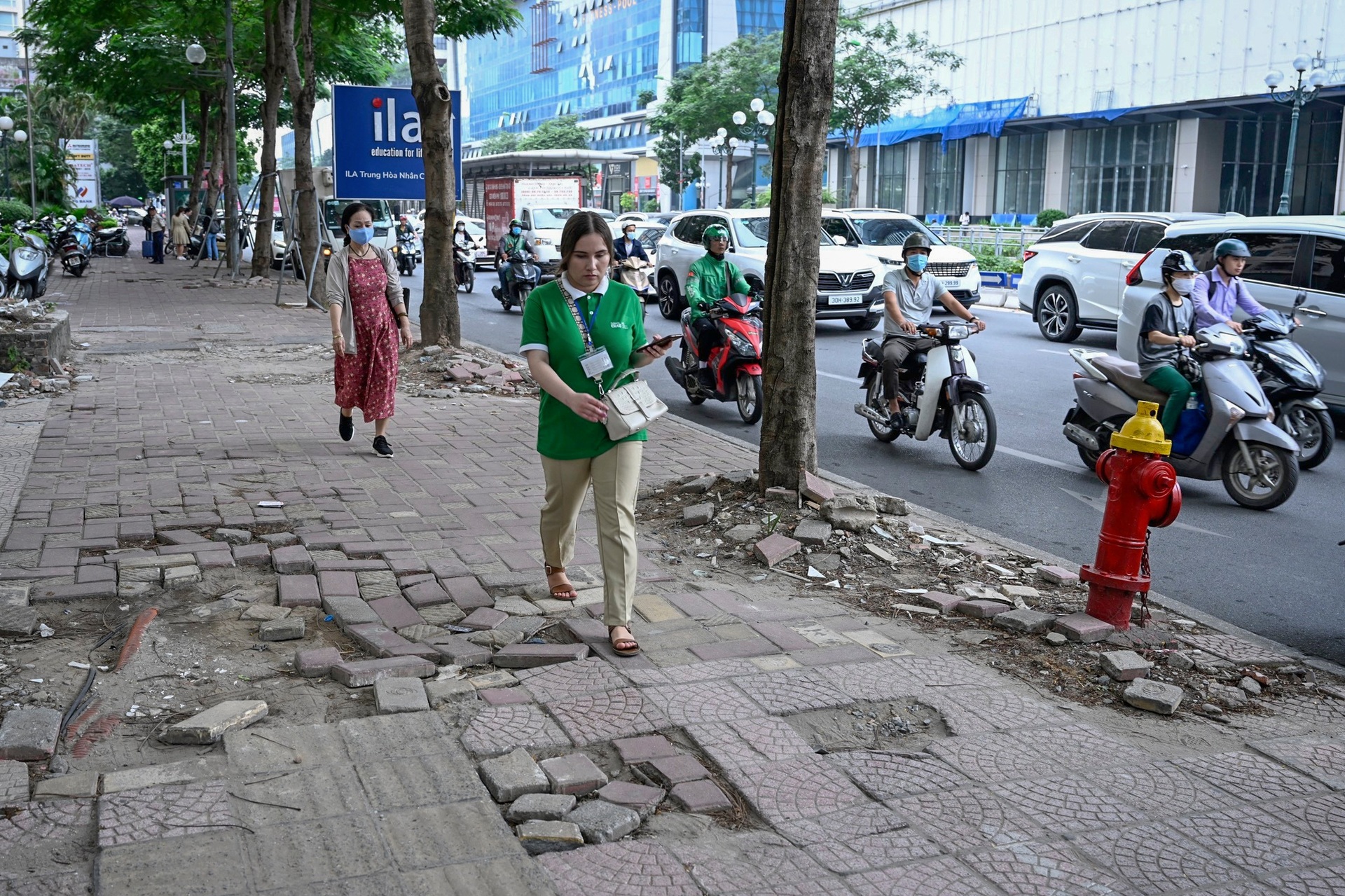 Hà Nội: Chủ kinh doanh mặt phố ngao ngán vì mùa đào xới vỉa hè lại tới - 12 Hà Nội: Chủ kinh doanh mặt phố ngao ngán vì mùa đào xới vỉa hè lại tới - 12