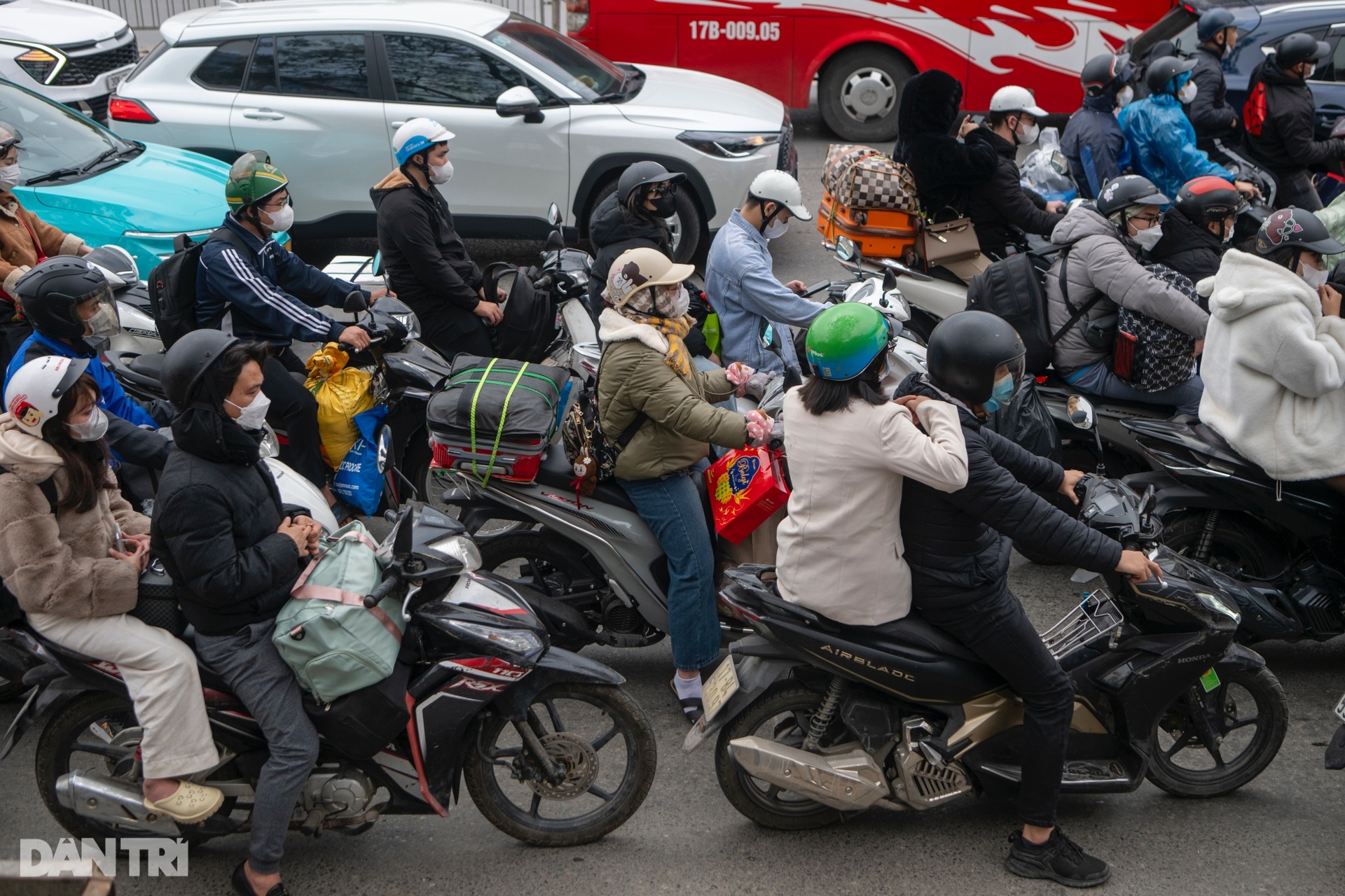 Người dân ùn ùn trở lại Hà Nội, nhiều tuyến đường cửa ngõ kẹt cứng - 7 Người dân ùn ùn trở lại Hà Nội, nhiều tuyến đường cửa ngõ kẹt cứng - 7