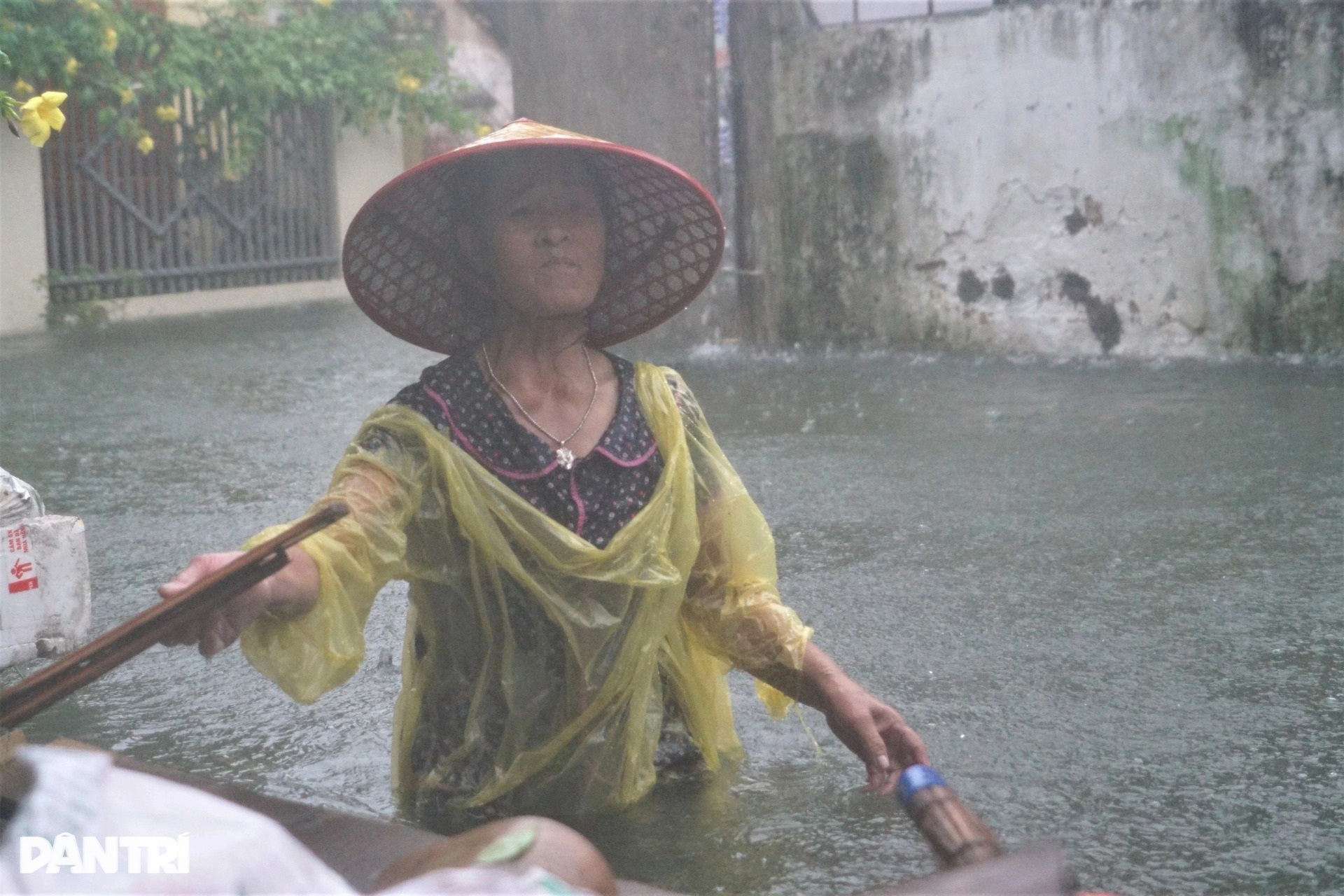 Nước dâng cao ngang người, dân cuống cuồng cứu tài sản - 7 Nước dâng cao ngang người, dân cuống cuồng cứu tài sản - 7
