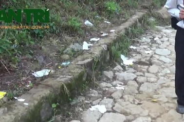 Du khách về “đệ nhất danh lam” thản nhiên phóng rác, công nhân còng sức đi gom