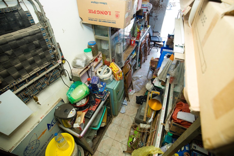 Cuộc sống đối nghịch trong căn nhà “siêu nhỏ” 7,5 m2 giá 3 tỷ đồng ở Hà Nội - 2 Cuộc sống đối nghịch trong căn nhà “siêu nhỏ” 7,5 m2 giá 3 tỷ đồng ở Hà Nội - 2