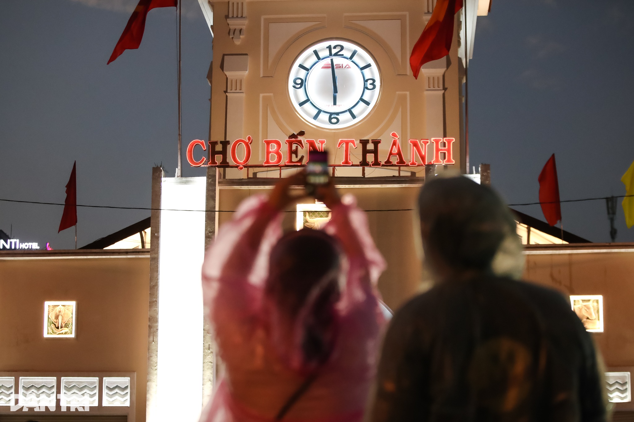 אנשים ותיירים צועדים במים לאחר גשם כבד בהו צ'י מין סיטי - 7 Người dân, du khách bì bõm lội nước sau cơn mưa lớn ở TPHCM - 7