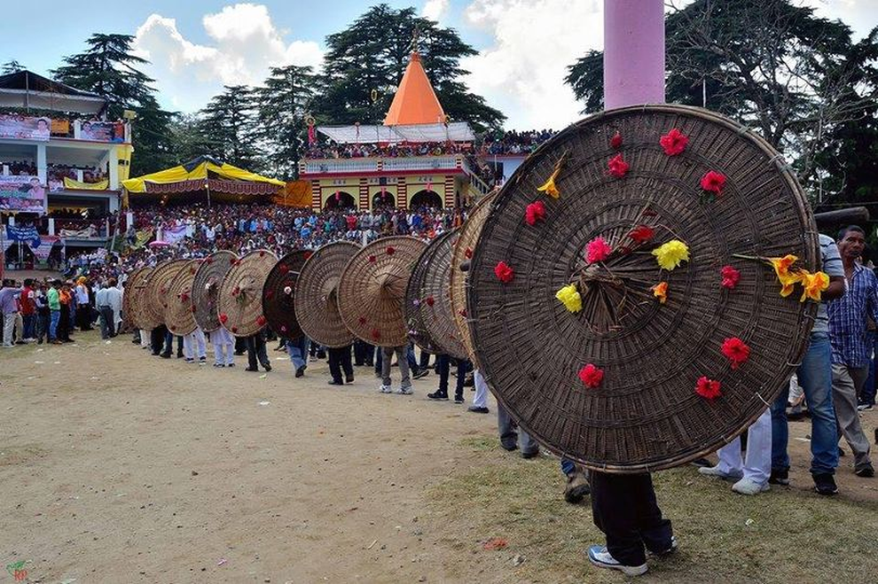 Lễ hội ném đá ở Ấn Độ khiến 77 người bị thương chỉ trong 7 phút - 3 Lễ hội ném đá ở Ấn Độ khiến 77 người bị thương chỉ trong 7 phút - 3