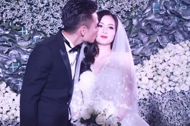 Hot girl Tâm Tít đã sinh con trai