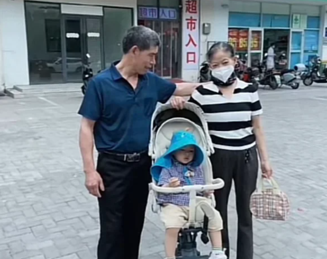 លួចមើលកាមេរ៉ាពីចម្ងាយ ក្មេងស្រីស្រក់ទឹកភ្នែកព្រោះតែទង្វើរបស់ឪពុកចុង - 2 Lén xem camera từ xa, cô gái bật khóc vì hành động của bố dượng - 2