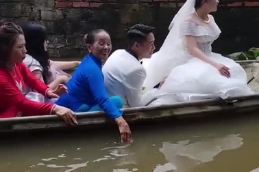 Cặp đôi ở Hưng Yến rước dâu bằng thuyền trong ngày ngập lụt