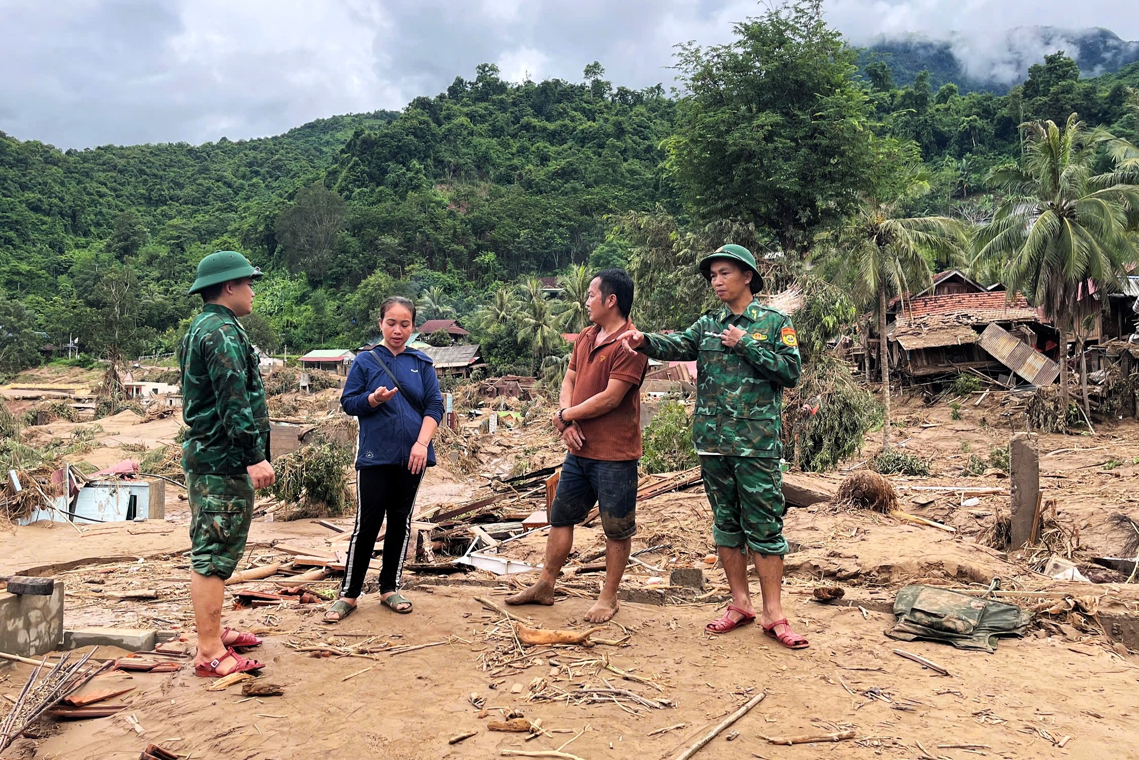 Hàng trăm nhà dân bị lũ lớn tàn phá, xã nghèo kêu gọi cứu trợ khẩn cấp - 5 Hàng trăm nhà dân bị lũ lớn tàn phá, xã nghèo kêu gọi cứu trợ khẩn cấp - 5