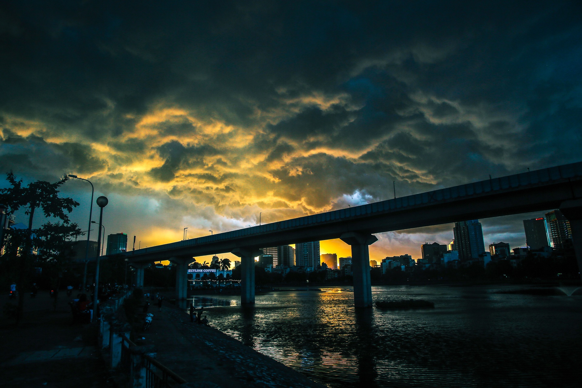 Hình ảnh cơn giông lớn chưa từng thấy bao trùm Hà Nội chiều 26/6 - 9 Hình ảnh cơn giông lớn chưa từng thấy bao trùm Hà Nội chiều 26/6 - 9