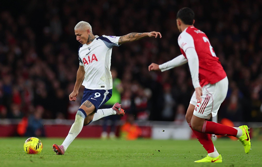 Eze lập hat-trick giúp Arsenal vùi dập Tottenham - 2 Eze lập hat-trick giúp Arsenal vùi dập Tottenham - 2