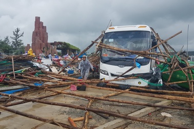 Lốc xoáy mạnh quét qua Gềnh Đá Đĩa, 1 người chết, 23 người bị thương