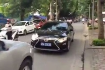 Xôn xao clip xe biển trắng đẩy lùi xe biển xanh đi sai làn