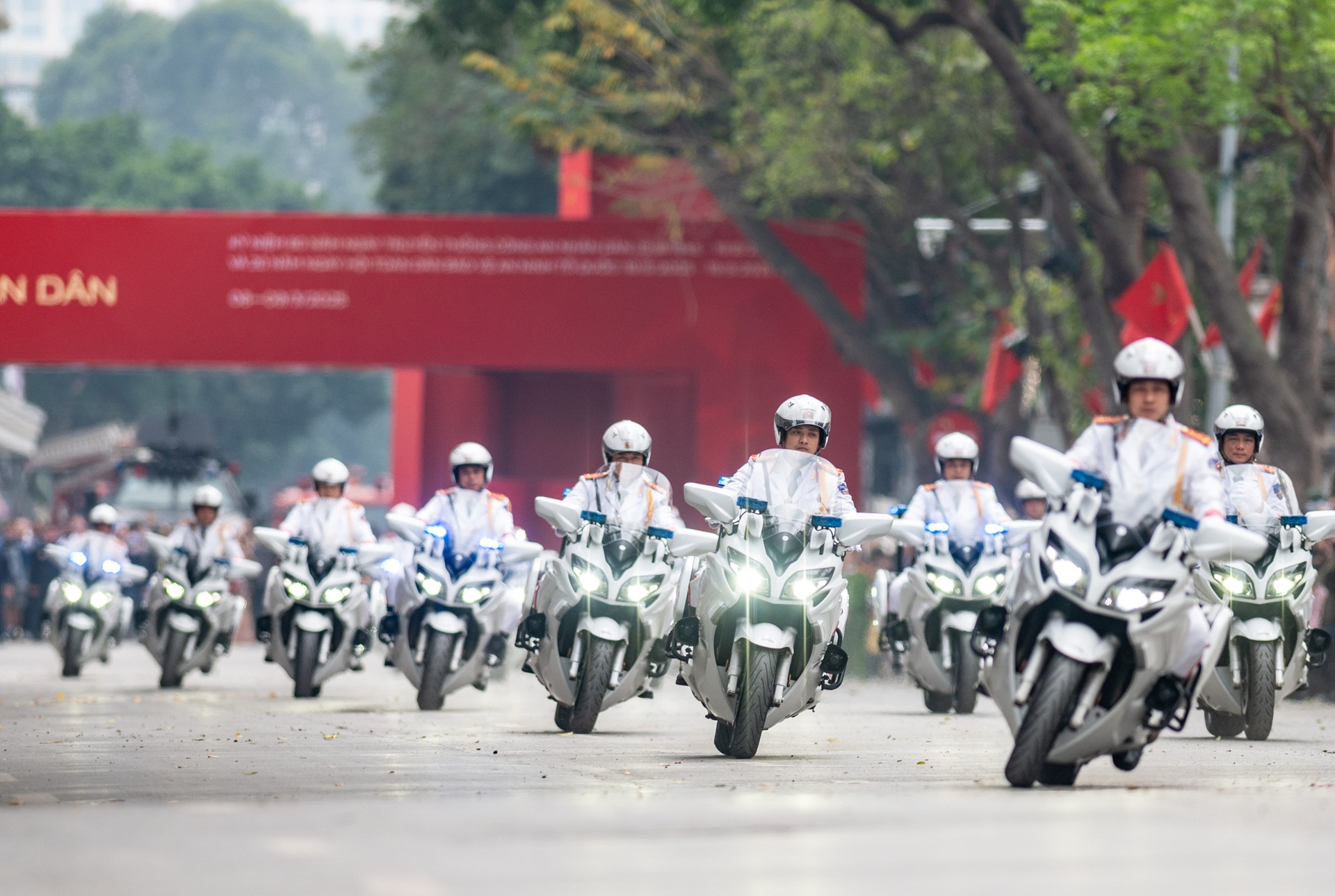 Kỵ binh trình diễn loạt tuyệt kỹ khiến khán giả tại hồ Gươm trầm trồ - 2 Kỵ binh trình diễn loạt tuyệt kỹ khiến khán giả tại hồ Gươm trầm trồ - 2