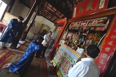 Tục thờ cúng cá voi của ngư dân Việt trong mắt báo chí phương Tây  