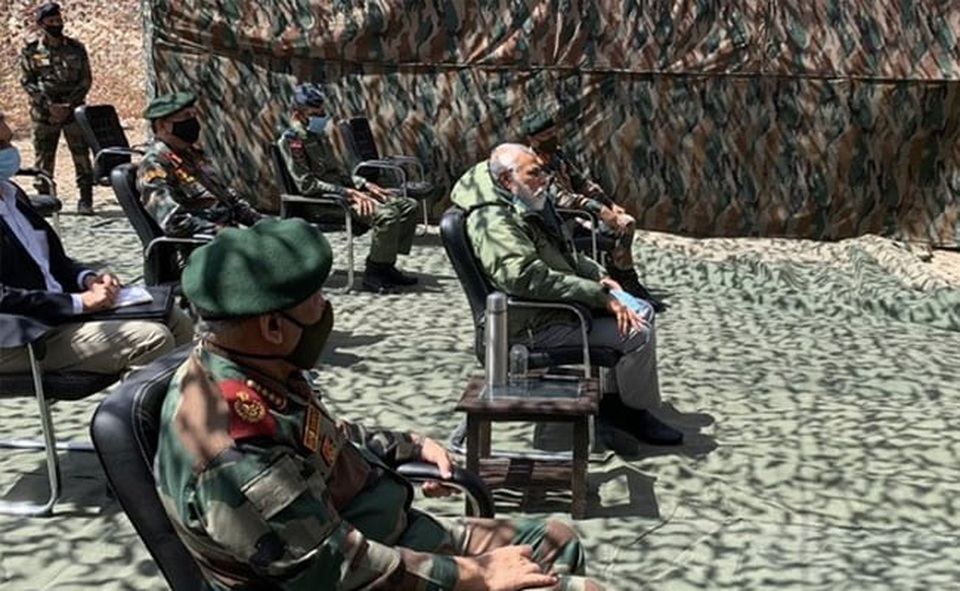 Thủ tướng Ấn Độ bất ngờ thăm căn cứ quân sự sát biên giới Trung Quốc - 2 Thủ tướng Ấn Độ bất ngờ thăm căn cứ quân sự sát biên giới Trung Quốc - 2