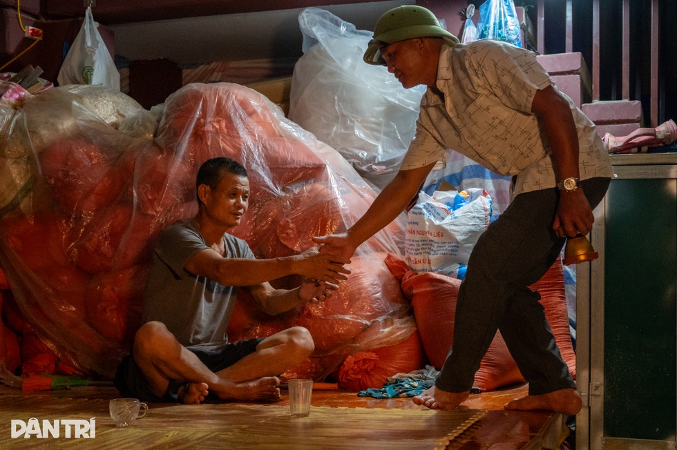 Làm dân vận, không ngại ngần gõ cửa từng nhà... xin đất - 4 Làm dân vận, không ngại ngần gõ cửa từng nhà... xin đất - 4