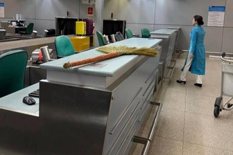 Hình ảnh khách Tây ôm chổi đót Việt Nam về nước gây xôn xao