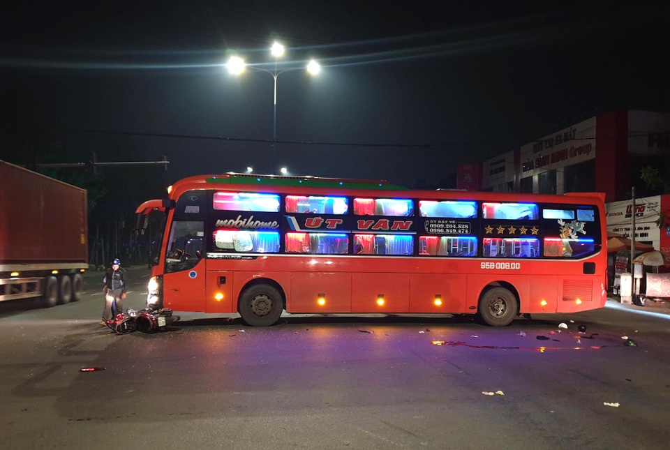 Lao vào đầu xe khách lúc rạng sáng, 2 thanh niên thương vong - 1 Lao vào đầu xe khách lúc rạng sáng, 2 thanh niên thương vong - 1