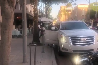 Nữ diễn viên Melanie Griffith xuống phố cùng mẹ - nữ diễn viên gạo cội Tippi Hedren