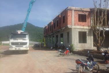 Thanh Hóa: San đất làm nhà lấn chiếm luôn cả đất công và đất hàng xóm