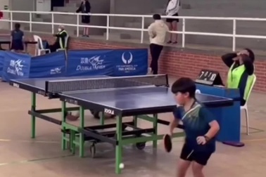 Cậu bé vẫn ghi điểm nhờ nỗ lực đánh bóng sau khi bị trượt ngã