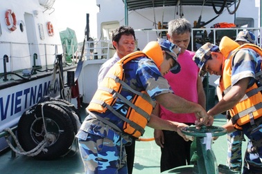 Bắt nhiều vụ mua bán dầu trái phép ở vùng biển Tây Nam